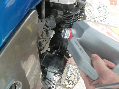 poner aceite de motor
