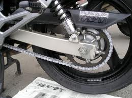 como limpiar y tensar la cadena de mi moto